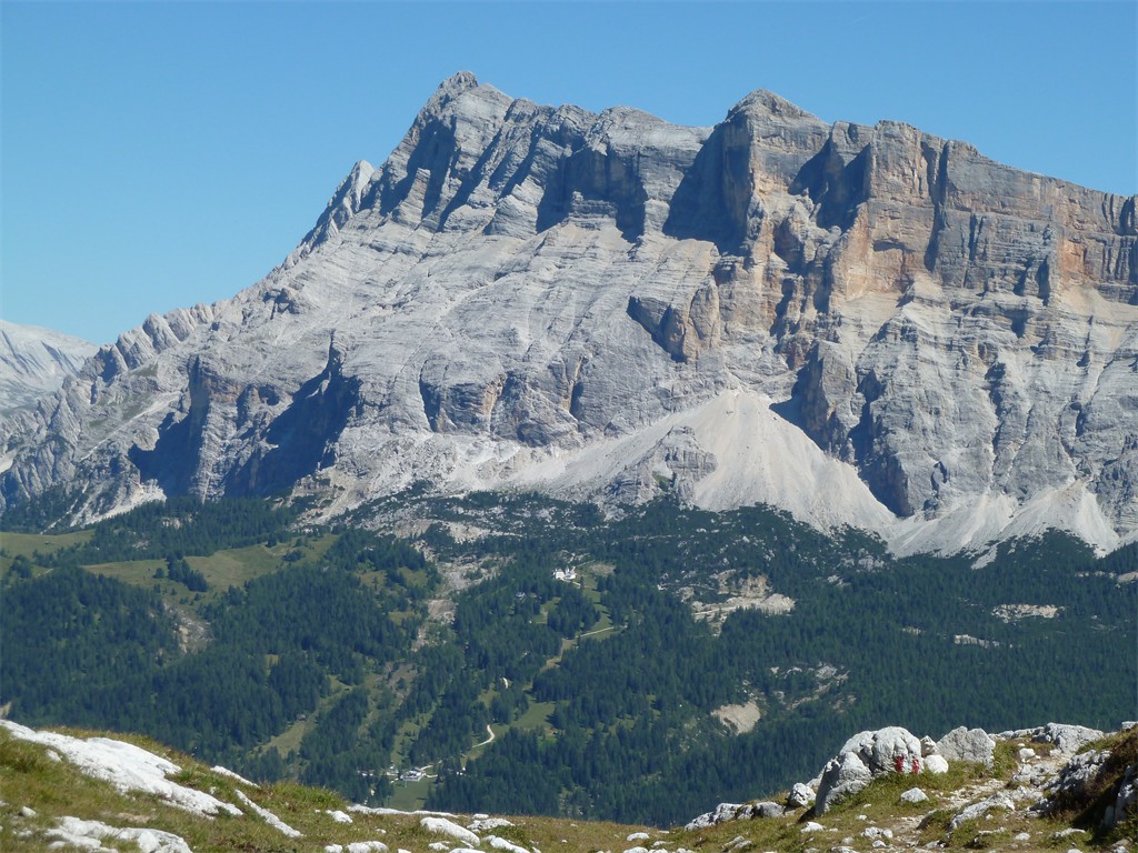 Links Piza dales Diesc (Zehnerspitze), rechts Sas dla Crusc ( Kreuzkofel)