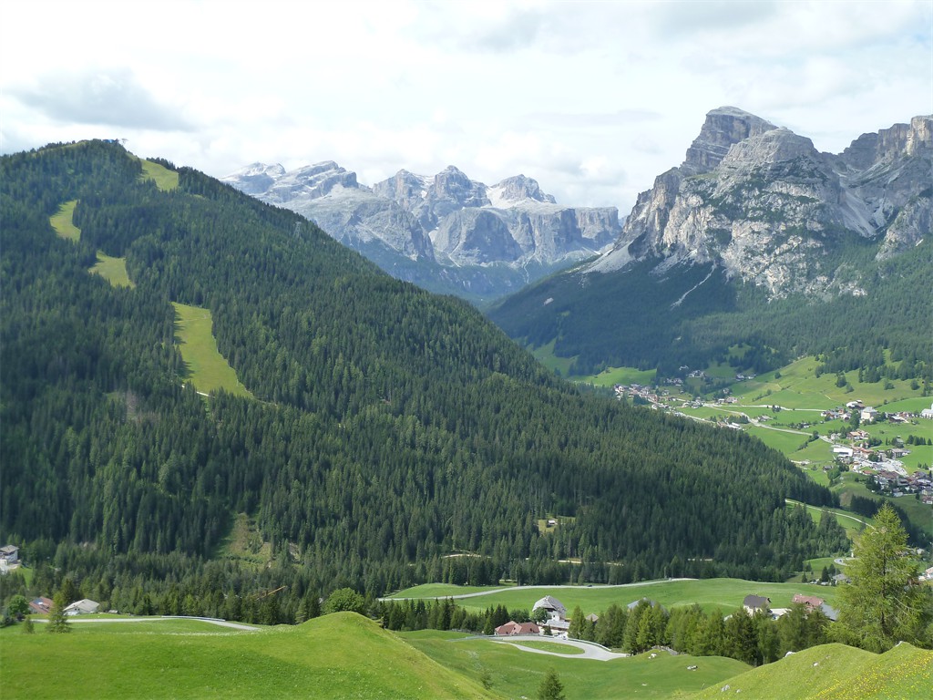 Oberhalb San Ciascian (St. Kassian)